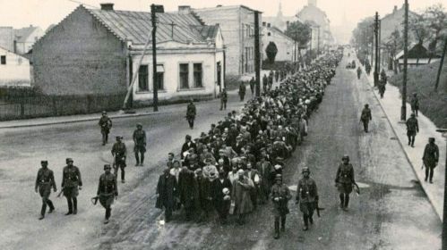 14 czerwca 1940 r., do niemieckiego obozu Auschwitz dotarł pierwszy transport polskich więźniów politycznych. 728 osób zostało przywiezionych z więzienia w Tarnowie, fot. FB/Auschwitz Memorial / Muzeum Auschwitz